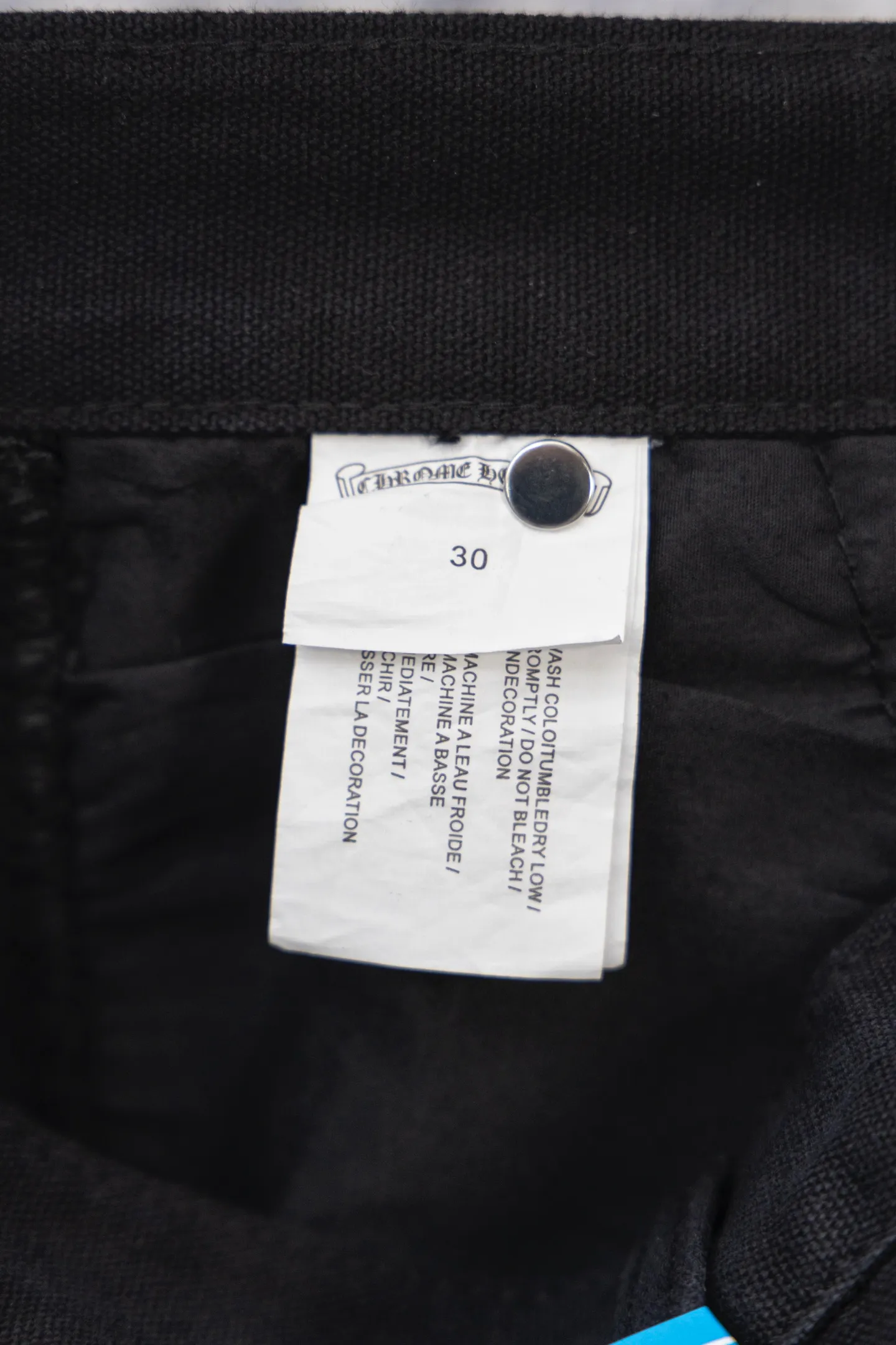 P270 CH Chromehearts pure black cross-stitched leather black workwear jeans and logging pants. The cabinet price is 34W level. The patches are decorated with cross flowers and washed jeans! ! An absolutely high-end luxury product, a 1.9W-level god-level single product, a super popular product, made by top heavy industry, a magic weapon that cannot be missed! [About Zangyin] This is an extremely luxurious fashion brand that can also be called the aristocracy of the high street. It has always been an exclusive brand for some hipsters or rich second generations. Compared with ordinary high streets, it is more luxurious and noble. Compared with luxury brands, it is more fashionable and individual. It has always been a brand that I have a special liking for. [Top heavy industry fashion design] Consistently high-street luxury style. Speaking of this style, the Zangyin family and GU family are definitely the leading representative brands. Especially the Zangyin family has really achieved a state-of-the-art effect in creating high-street style. The unique washed material is used to create this style. The color system is already quite eye-catching. After it is decorated with patchwork cross flowers, it cleverly highlights the charm of the brand. Secondly, this style uses classic The high-waist cutting design highlights the long legs and fashionable temperament of the upper body. The brand is highly recognizable and the slim fit configuration is more suitable for daily wear. It is a product that interprets personality, fashion, and specifications at a glance. This single product is enough to make any fan excited. It can be a white T-shirt for a youthful college style, or a tight suspender for a royal style. It has strong matching ability and can be easily controlled by men.  [Materials and craftsmanship] Needless to say, this point goes without saying. As an excellent craftsman brand, Zangyin’s requirements for details and craftsmanship are really perfect. The washed color of this model has gone through so many processes, not to mention the embellishment of denim appliques. It is also purely hand-made and sewn. Just like what they believe in, only hand-made things have soul and have the meaning of wear. A top-notch heavy-duty fashionable denim item, I look forward to your perfect interpretation! !  Color: Black Size: 28-36